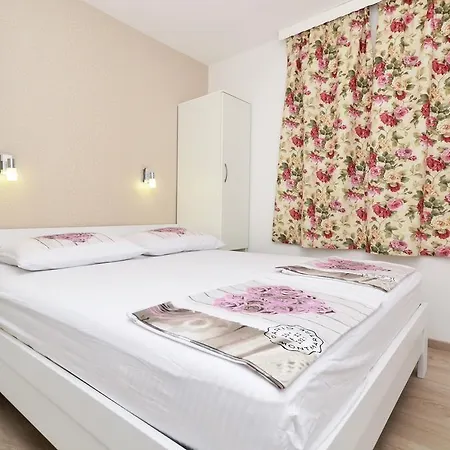 Apartment Mira Ii *